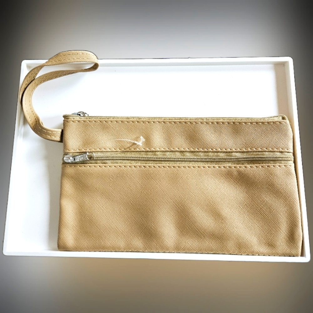 NWT LONG FAUX LEATHER CLASSIC BEIGE ZIPPER WRISTLET CLUTCH!